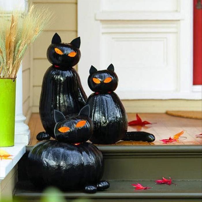 Halloweenska dekorácia z tekvíc v tvare čiernej mačky s vyrezanými očami