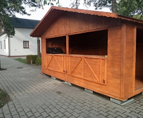 Drevený predajný stánok LINZ – morený, s grilom za otvoreným okienkom