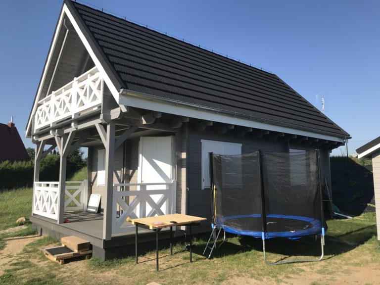 Drevená chata DENVER – pohľad zo záhrady s trampolínou