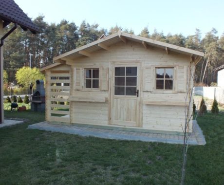 Drevený záhradný domček PULA – čelný pohľad s kvetináčmi pod oknami