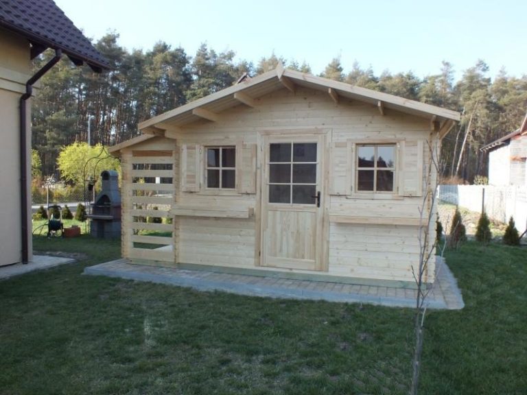 Drevený záhradný domček PULA – čelný pohľad s kvetináčmi pod oknami