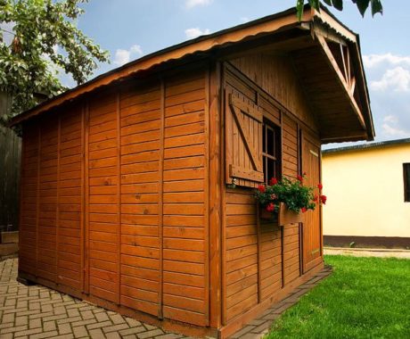 Drevený záhradný domček KARPATY – bočný pohľad s muškátmi pod oknom