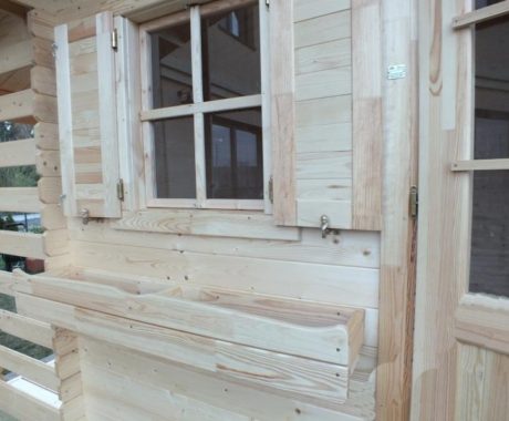 Drevený záhradný domček PULA – detail okna s okenicami a kvetináčom