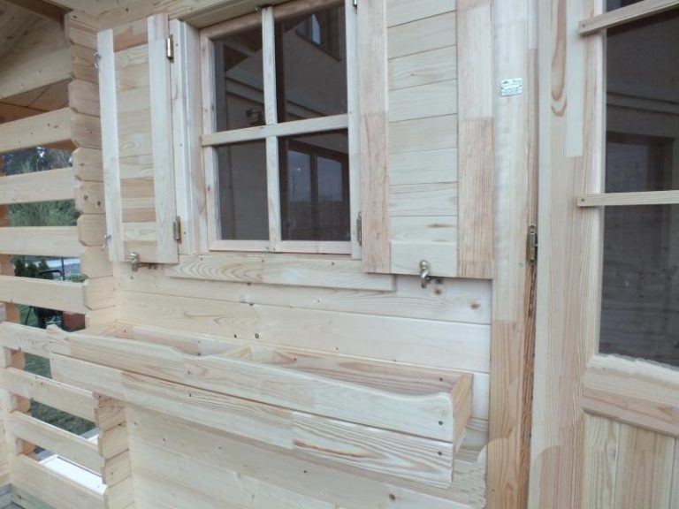 Drevený záhradný domček PULA – detail okna s okenicami a kvetináčom