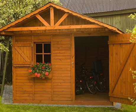 Drevený záhradný domček KARPATY – otvorené dvere s bicyklami vnútri