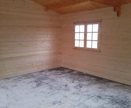 Drevená garáž ELEONORA – prázdny interiér s oknom v rohu