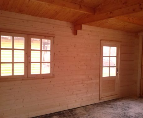 Drevená garáž ELEONORA – interiér s oknom a presklenými dverami