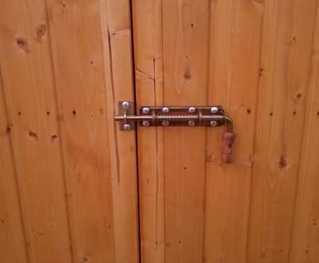 Drevená garáž ELEONORA – detail pružinovej zástrčky na vrátach