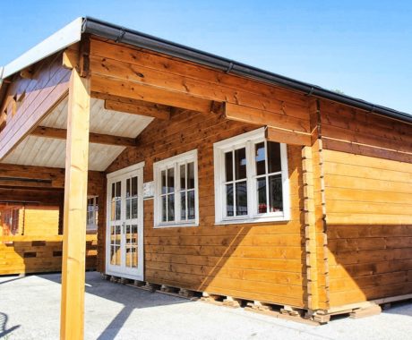 Drevený záhradný domček MONTE CARLO – hnedý domček, záber spod prístrešku