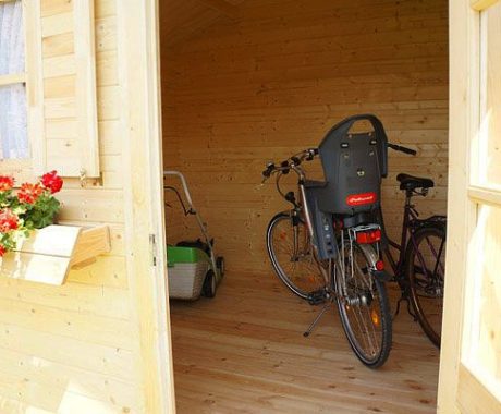 Drevený záhradný domček – pohľad cez otvorené dvere na bicykle