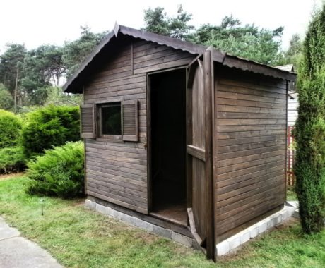 Drevený záhradný domček KARPATY – tmavohnedý domček s otvorenými dverami