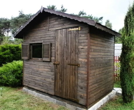 Drevený záhradný domček KARPATY – tmavohnedý domček so zatvorenými dverami