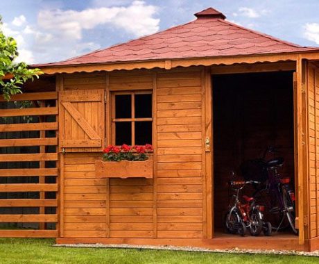 Drevený záhradný domček SITNO – otvorená časť s odloženými bicyklami