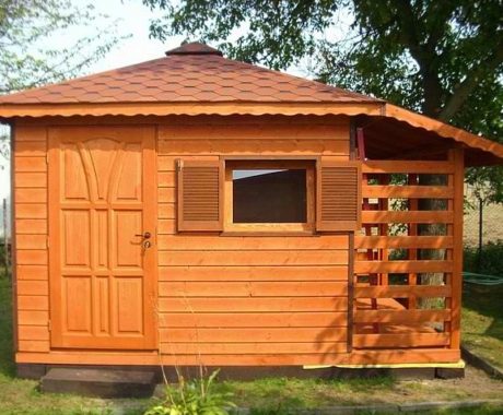 Drevený záhradný domček SITNO – medový náter s ozdobnými dverami