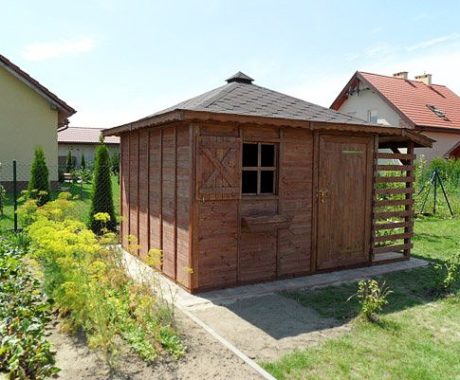 Drevený záhradný domček SITNO – tmavohnedý náter medzi ihličnanmi