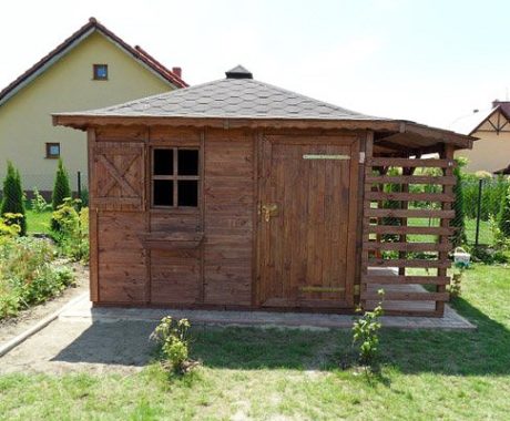 Drevený záhradný domček SITNO – čelný pohľad s tmavým náterom