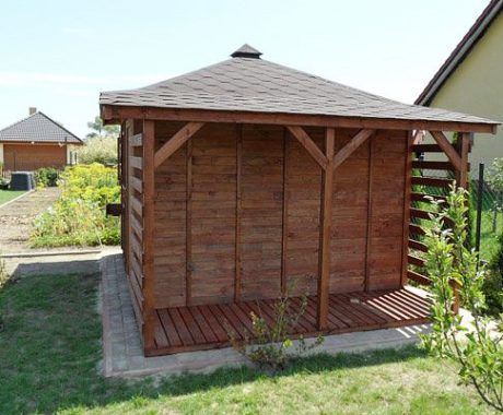 Drevený záhradný domček SITNO – pohľad zozadu zo záhradného chodníka