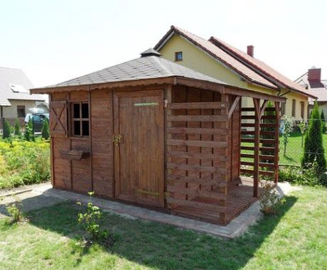 Drevený záhradný domček SITNO – rohový pohľad s dláždeným posedením