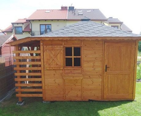 Drevený záhradný domček SITNO – čelný pohľad s dreveníkom naľavo