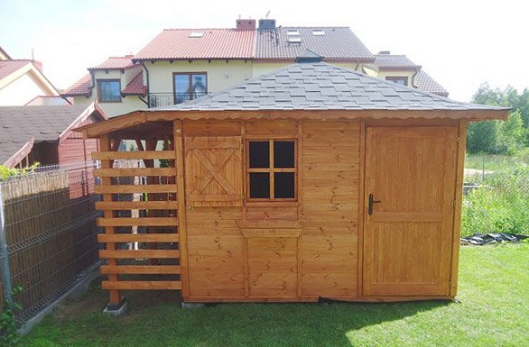 Drevený záhradný domček SITNO – čelný pohľad s dreveníkom naľavo
