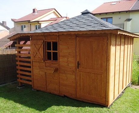 Drevený záhradný domček SITNO – bočný pohľad pri trstinovom plote