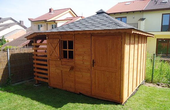 Drevený záhradný domček SITNO – bočný pohľad pri trstinovom plote
