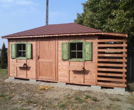 Drevený záhradný domček VIHORLAT – zelené okenice a bočné debnenie