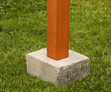 Drevený záhradný domček VOLOVEC – detail stĺpika na betónovej pätke