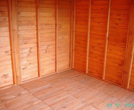Drevený záhradný domček VOLOVEC – prázdny interiér s dreveným obkladom