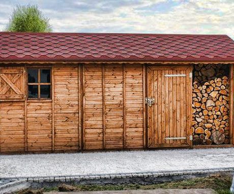 Dreváreň LABE – čelný pohľad s uloženým palivovým drevom