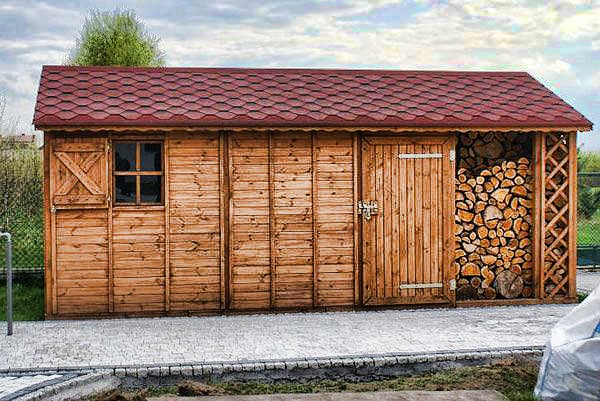 Dreváreň LABE – čelný pohľad s uloženým palivovým drevom