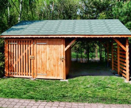 Dreváreň TAJO – čelný pohľad pri dláždenom chodníku