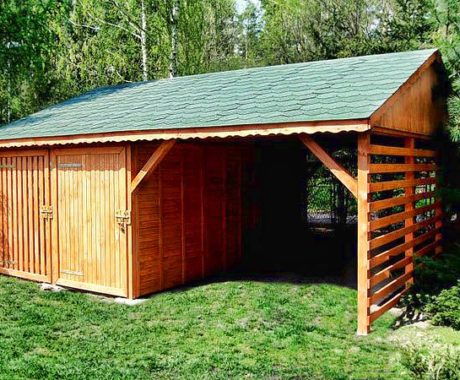 Dreváreň TAJO – pohľad zo záhrady so zelenou strechou