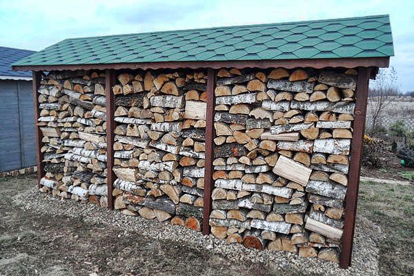Dreváreň ODRA – naplnená palivovým drevom, zelená strecha