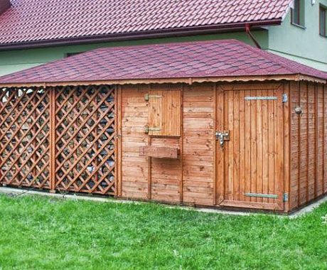 Dreváreň VISLA – čelný pohľad s dverami vpravo