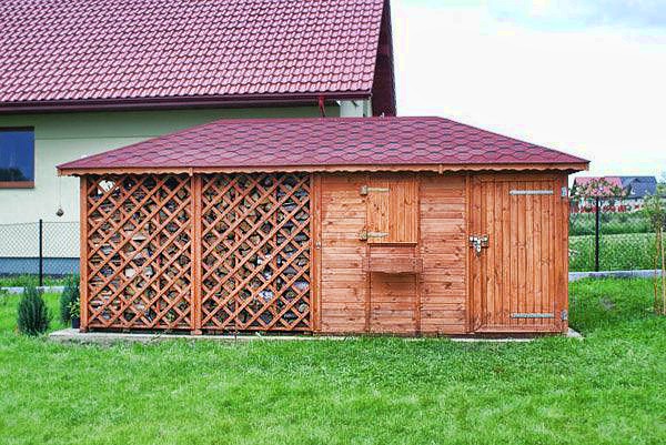 Dreváreň VISLA – pohľad zo záhrady s mrežovou stenou