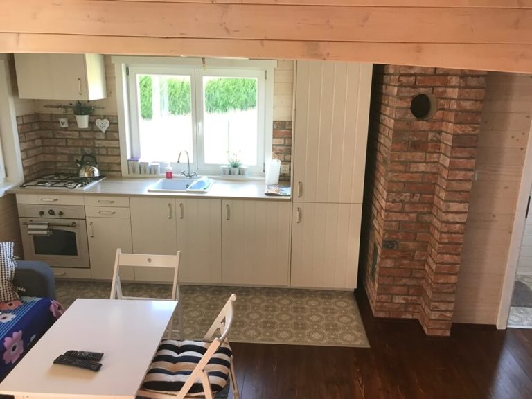 Drevená chata DALLAS – kuchyňa s oknom a tehlovým komínom