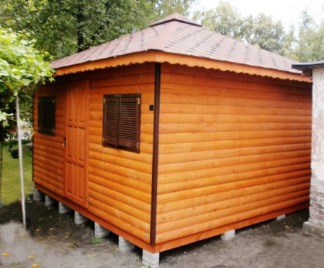 Drevený záhradný domček GERLACH ZRUB – pohľad z rohu s tmavými okenicami