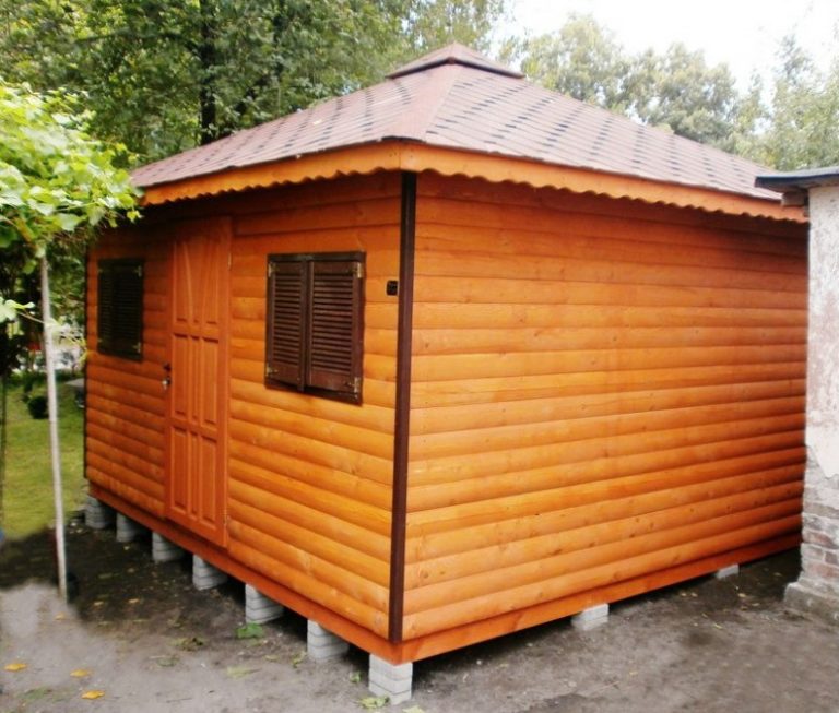 Drevený záhradný domček GERLACH ZRUB – pohľad z rohu s tmavými okenicami