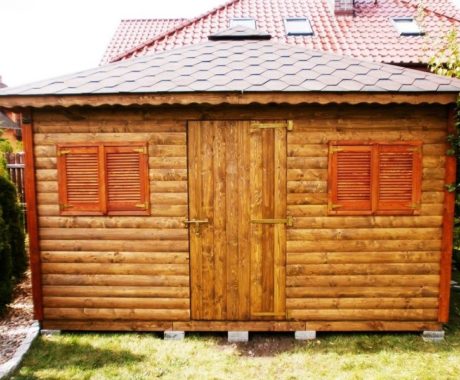 Drevený záhradný domček GERLACH ZRUB – čelný pohľad, tmavohnedý náter s dvojkrídlovými dverami