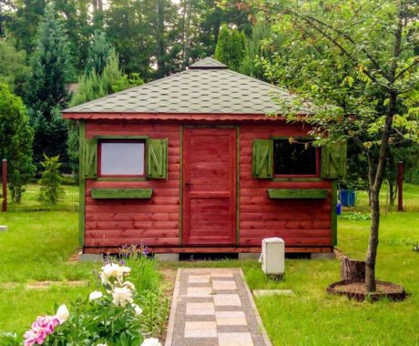 Drevený záhradný domček GERLACH ZRUB – čelný pohľad s chodníkom a kvetmi