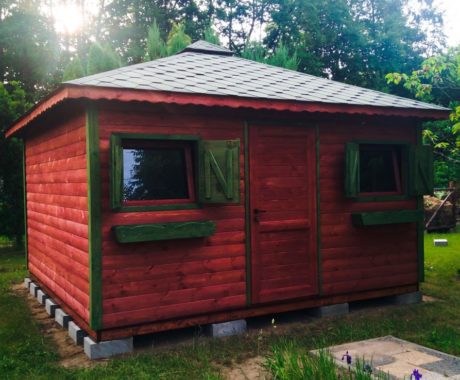 Drevený záhradný domček GERLACH ZRUB – bočný pohľad, červený náter so zelenými okenicami