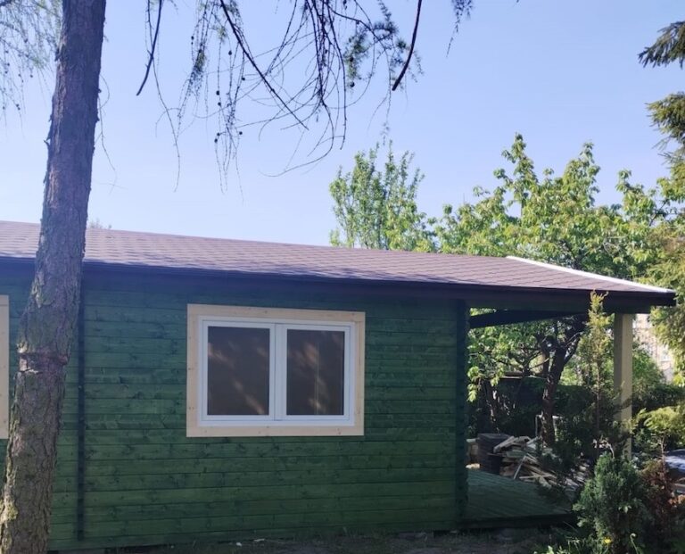 Drevený záhradný domček PANORAMA – okno so svetlým rámom na zelenej stene