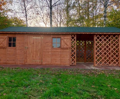 Dreváreň LABE – čelný pohľad z trávnika pri západe slnka