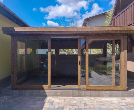 Drevený altánok UTAH – čelný pohľad v tmavom prevedení pri dome