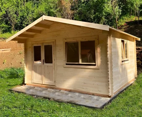 Drevený záhradný domček VALENCIA – na trávniku pod lesnatým svahom