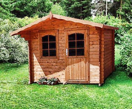 Drevený záhradný domček – hnedý domček s kvetmi pred vchodom
