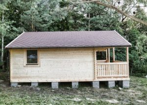 Drevený záhradný domček BILBAO – bočný pohľad s červenou šindľovou strechou