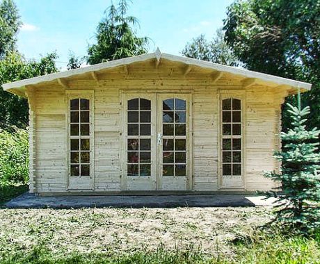 Drevený záhradný domček MARBELLA – čelný pohľad v záhrade so smriečkom