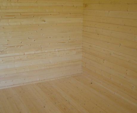 Drevený záhradný domček MARBELLA – interiér s drevenými stenami a podlahou